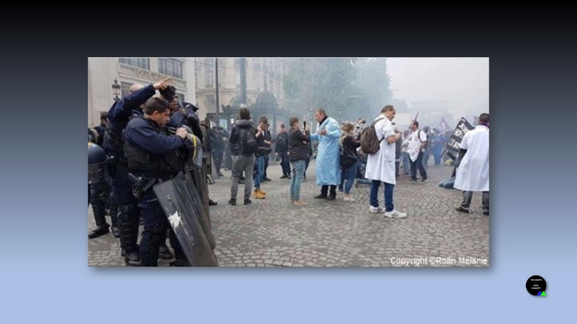 Des CRS baissent les boucliers et retirent leurs casques face au personnel de santé au&nbsp;Champs-Elysées.